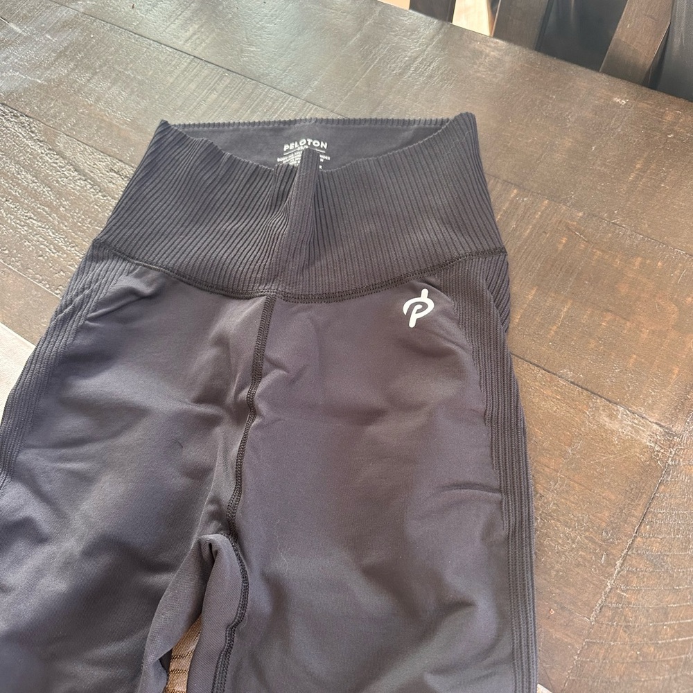 Pelotón black leggings.